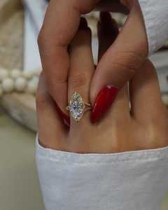 Bague de fiançailles solitaire en diamant de laboratoire taille marquise 3,5 carats, or massif 14 carats, sertie halo, pour demande en mariage, bijou unique et de caractère - Product Image 3