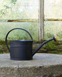 Arrosoir en métal de qualité supérieure pour plantes d'intérieur, bec long, versement équilibré, poignée ergonomique, finition résistante à la corrosion - Product Image 5