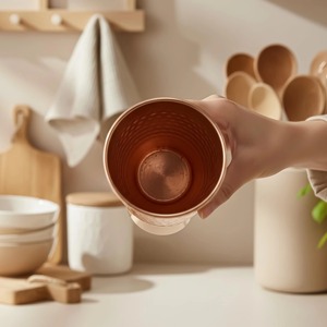Verre en cuivre de bonne qualité, design martelé à motif floral, au meilleur prix - Product Image 6