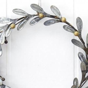Corona rústica de zinc bellamente elaborada con hojas de metal envejecido y adornada con bayas doradas brillantes, decoración navideña - Product Image 4