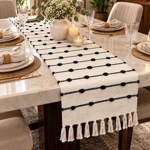 Camino de Mesa Bohemio Ecológico Hecho a Mano de Algodón con Pompones Negros y Borlas para Decoración del Hogar - Product Image 1