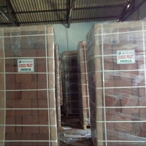 Coco Peat de Alta Calidad, Bloque de 5 kg, Alta Retención de Agua, Absorción de Nutrientes, Biodegradable para Uso Agrícola - Exportador GEEWIN EXIM - Product Image 5