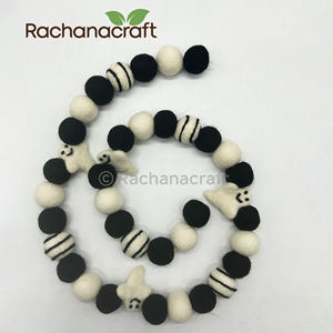 Guirnalda de Fantasmas y Pompones de Fieltro Hecha a Mano, de Alta Calidad y Ecológica, Decoración de Halloween - Product Image 1