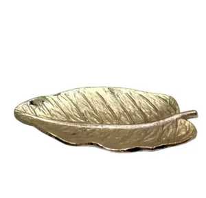 Plateau à bijoux en métal doré fait main en forme de feuille d'érable, porte-clés de table, petite assiette décorative, organisateur de vanité - Product Image 5