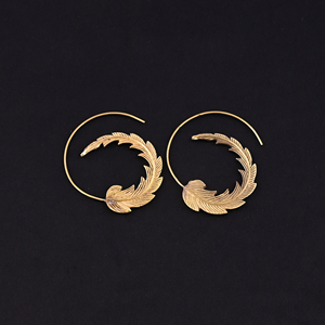 Pendientes de Aro con Diseño de Pluma Dorada y Luna Creciente, Chapados en Oro, Modernos y a la Moda - Product Image 2