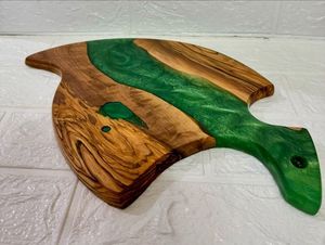 Planche de service en bois et résine époxy de luxe, rustique, faite à la main, pour la cuisine, avec bords lisses, planche à découper en bois et résine époxy - Product Image 3