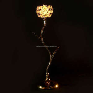 Nouveaux bougeoirs en métal, candélabres délicats en or, chandeliers à motifs floraux pour mariage, décoration de maison et d'hôtel - Product Image 2