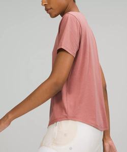 Camiseta con cuello en V para mujer, camisetas de ajuste relajado, venta al por mayor, camisetas informales transpirables ligeras de alta calidad hechas a medida para todos los días - Product Image 5