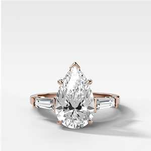 Bagues de fiançailles à trois pierres, solitaire en diamant de laboratoire taille poire 5 carats, en or massif 14K 18K, sertie à griffes, avec bandes modernes de 1,8 mm, vente en gros - Product Image 3