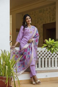 Ensemble Kurti et pantalon élégant et festif prêt-à-porter avec col brodé et dupatta imprimé Lagdi - Product Image 2