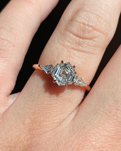 Bague de fiançailles et de mariage audacieuse en or rose 14K avec diamant de laboratoire taille hexagonale 1,93 carats et pierres latérales en forme de cerf-volant - Product Image 6