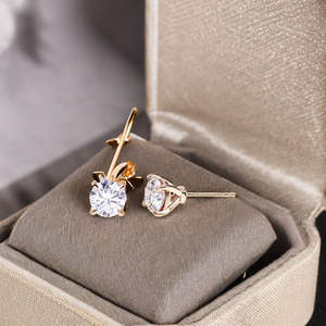 ต่างหูเงินแท้ทรงทันสมัยประดับเพชรโมอิสซาไนต์สีโรสโกลด์ ดีไซน์หรูหรา ระยิบระยับ พร้อมใบรับรองคุณภาพ - Product Image 2