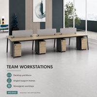 Poste de travail de bureau moderne pour 6 personnes avec rangements, écrans d'intimité gris, plateaux en bois grainé, cadre noir incliné et pieds mobiles