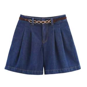 Shorts de Mezclilla Azul Deslavado de Cintura Alta con Dobladillo Deshilachado, Corte Ajustado, Prenda de Verano Moderna para Mujer - Product Image 3