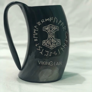 Chope à bière rustique en corne de buffle gravée sur mesure, faite à la main, écologique, réutilisable, noire avec poignée - Product Image 1