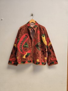 Chaqueta de Terciopelo de Cobre de Lujo con Bordado Suzani para Mujer, Motivo de Loro Colorido, Abrigo Étnico Bohemio, Venta al por Mayor, Exportación de Moda - Product Image 1