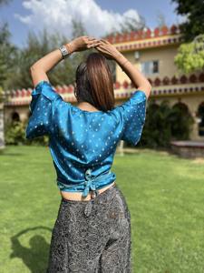 Top cruzado de satén azul estilo bohemio con mangas casuales, cuello en V, cintura elástica, ajuste holgado, ropa informal de verano para mujer - Product Image 3