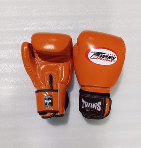 Guantes de Boxeo de Piel Auténtica Hechos a Mano Twins Muay Thai con Cierre de Velcro para MMA y Kick Boxing, Color Naranja - Product Image 4