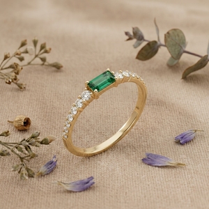 Bague de fiançailles en moissanite verte taille émeraude pour femme, or 14 carats, bague de promesse minimaliste - Product Image 5