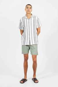 Pantalones Cortos Bermuda de Algodón Verde Sólido para Hombre con Bolsillos, Cintura Elástica, Corte Medio, Transpirables y Tejidos - Product Image 5