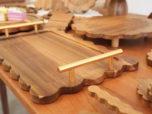 Plateau de service rustique en bois d'acacia à motif corde et poignées métalliques pour usage décoratif et multifonctionnel sur ottoman - Product Image 3