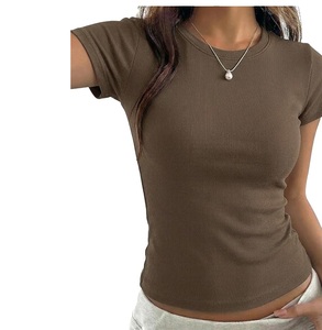 Haut court marron à manches courtes et col rond pour femme, coupe ajustée, couleur unie, en coton tricoté et élasthanne, décontracté, printemps-été - Product Image 1