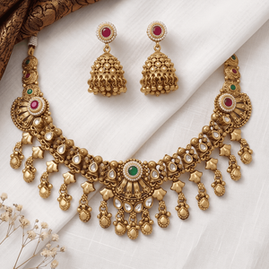 Conjunto de collar choker tradicional indio chapado en oro antiguo con aretes Jhumka con piedras de rubí y esmeralda - Product Image 1