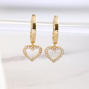 Pendientes de Aro Huggie con Corazón de Oro Sólido de 14K, Minimalistas, Pequeños, con Moissanita y Diamantes Engastados en Pavé, Joyería Fina - Product Image 1
