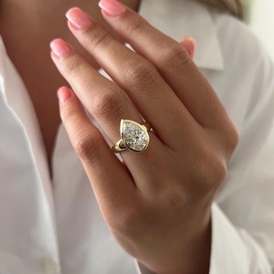 Bague de fiançailles et de mariage tendance pour femme en or jaune 18 carats avec diamant de laboratoire taille poire au design unique, sertie clos, clarté IGI VVS - Product Image 5