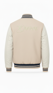 Chaqueta Varsity de Invierno Estilo Americano Premium, Unisex, con Capucha, Logotipo Frontal, Ecológica y Transpirable - Product Image 3