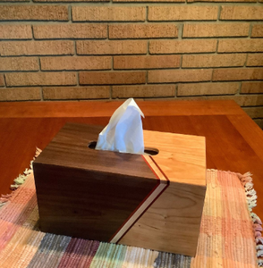 Caja de pañuelos de mesa color marrón claro, dispensador de servilletas de madera de aspecto premium, caja de pañuelos decorativa de alta demanda. - Product Image 1