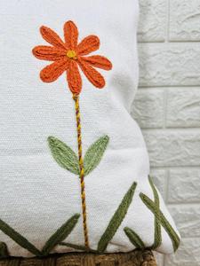 Housse de coussin carrée en lin brodée de fleurs nordiques, faite à la main - Product Image 5
