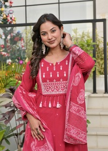 Ensemble Kurta en coton rouge imprimé pour femme avec pantalon et dupatta, coupe ample, longueur cheville, style traditionnel indien pakistanais, tenue décontractée - Product Image 3
