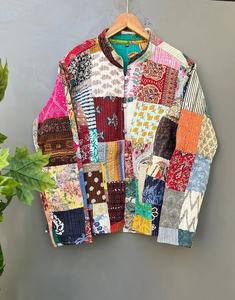 Chaqueta de retales hecha a mano, chaqueta acolchada de algodón, chaqueta acolchada, chaqueta de invierno, abrigo corto, regalo para ella, chaqueta reversible - Product Image 4