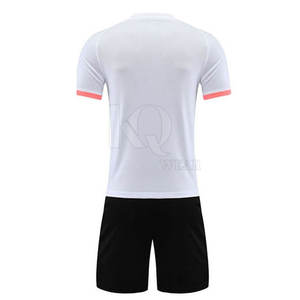 Tenue de football prête pour le match, matière respirante conçue pour l'entraînement intensif et le confort le jour du match - Product Image 2