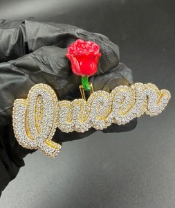 จี้รูปตัวอักษร Queen พร้อมจี้รูปดอกกุหลาบสีแดง เงินแท้ 925 ประดับเพชร VVS Moissanite หรูหราสำหรับผู้หญิง ของขวัญเครื่องประดับสุดหรู - Product Image 1