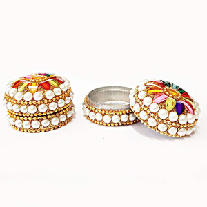 Boîte cadeau traditionnelle faite à la main en perles de lac avec embellissement en cristal rouge, boîte cadeau de mariage durable - Product Image 1