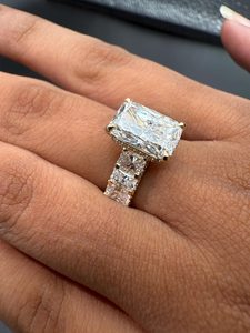 Anillo de Compromiso Solitario con Diamante de Corte Radiante Moissanite para Mujer, Plata 925 Original, Regalo Encantador para Ella en Aniversario u Ocasiones Especiales - Product Image 3