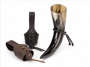 Mug à boire en corne de buffle naturelle fait main, style Viking, avec support métallique et étui en cuir, cadeau pour les amateurs de barware médiéval. - Product Image 4