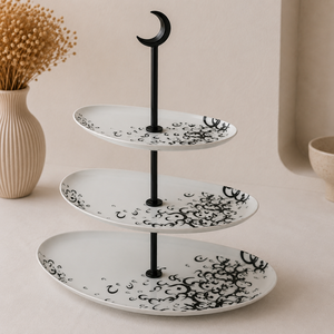Soporte de Servicio de Cerámica de Tres Niveles de Primera Calidad con Adorno en Forma de Media Luna y Elegante Patrón Árabe para una Presentación de Alimentos de Lujo - Product Image 1