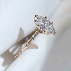 Élégante bague en moissanite marquise 1,44 TC, bague de fiançailles en or jaune massif 14 carats avec accents flottants - Product Image 1