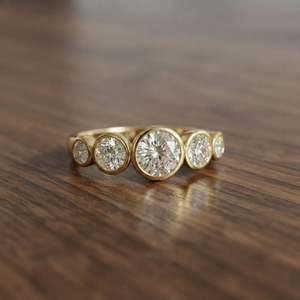 แหวนแต่งงานทรงกลมคลาสสิกประดับเพชรห้าเม็ด ทองคำแท้ 14K เพชรเลี้ยงในห้องปฏิบัติการ ของขวัญพิเศษสำหรับคนสำคัญ ขอแต่งงาน - Product Image 1