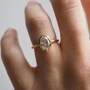 Anillo de Diamante Cultivado en Laboratorio con Corte Ovalado y Diseño Elegante, Engaste en Oro Amarillo de 14K con Diamante Certificado por IGI para Mujer - Product Image 1