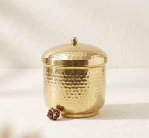 Pot à bougie en laiton martelé artisanal de luxe avec couvercle, finition dorée premium, récipient métallique pour bougie parfumée d'aromathérapie - Product Image 1