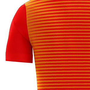 เสื้อฟุตบอลผู้ชายสีแดงส้มลายทางพิมพ์ลายแบบซับลิเมชั่น แขนสั้น ระบายเหงื่อได้ดี คอกลม ทรงปกติ ใส่ได้ทุกฤดู - Product Image 5
