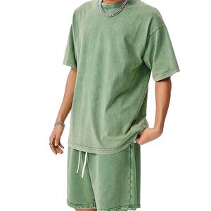 เสื้อยืดผู้ชายแบบวินเทจสีขาว คอกลม แขนสั้น ลุคทำเก่า พร้อมกางเกงขาสั้น - Product Image 1