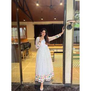 Nuevo traje Anarkali de diseñador para mujer que presenta un Conjunto elegante y elegante - Product Image 3