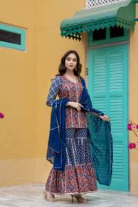 Ensemble Afreen Kurta Sharara - Ensemble de 3 pièces en coton imprimé et orné de broderies Gotapatti, comprenant une Kurta, une Sharara et un Dupatta en viscose organza avec dentelle Gotapatti. - Product Image 2