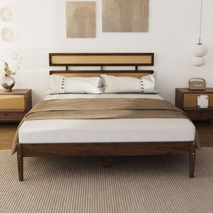 Letto matrimoniale in stile bohémien con testiera in rattan intrecciato, in legno di pino con finitura noce scuro e dettagli verniciati - Product Image 2