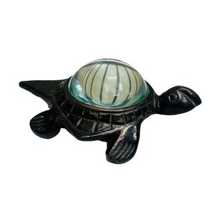 Presse-papiers en forme de tortue de 2 pouces en laiton massif noir antique avec loupe intégrée |   Loupe de bureau décorative - Product Image 1